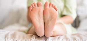 what causes skin on your feet and heels to crack and split